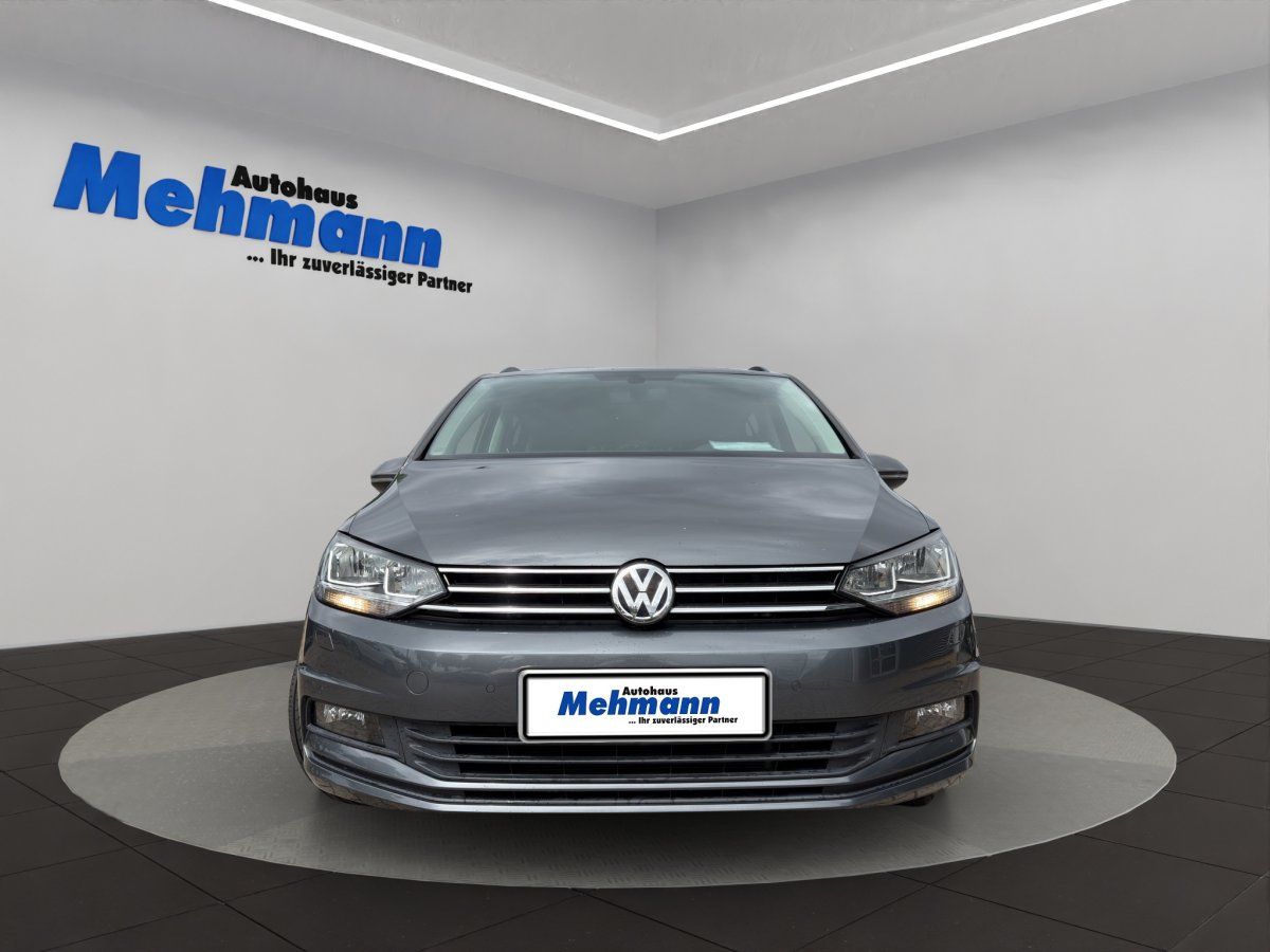 VW Touran Frontansicht grau metallic bei Autohaus Mehmann