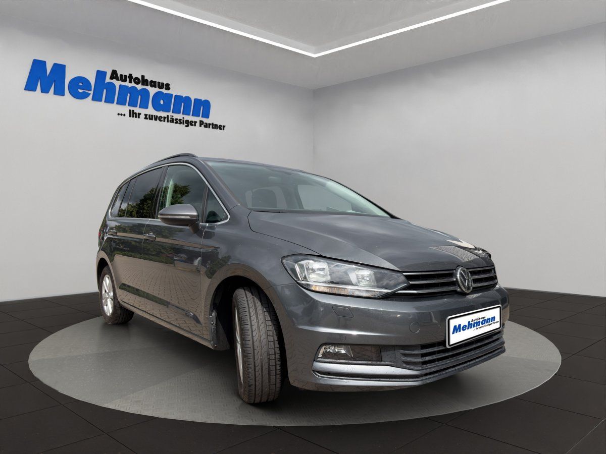 VW Touran grau Seitenansicht schräg vorne Gebrauchtwagen