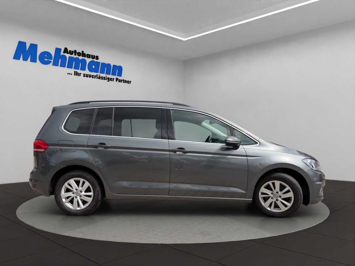 VW Touran Seitenansicht grau metallic mit Leichtmetallfelgen