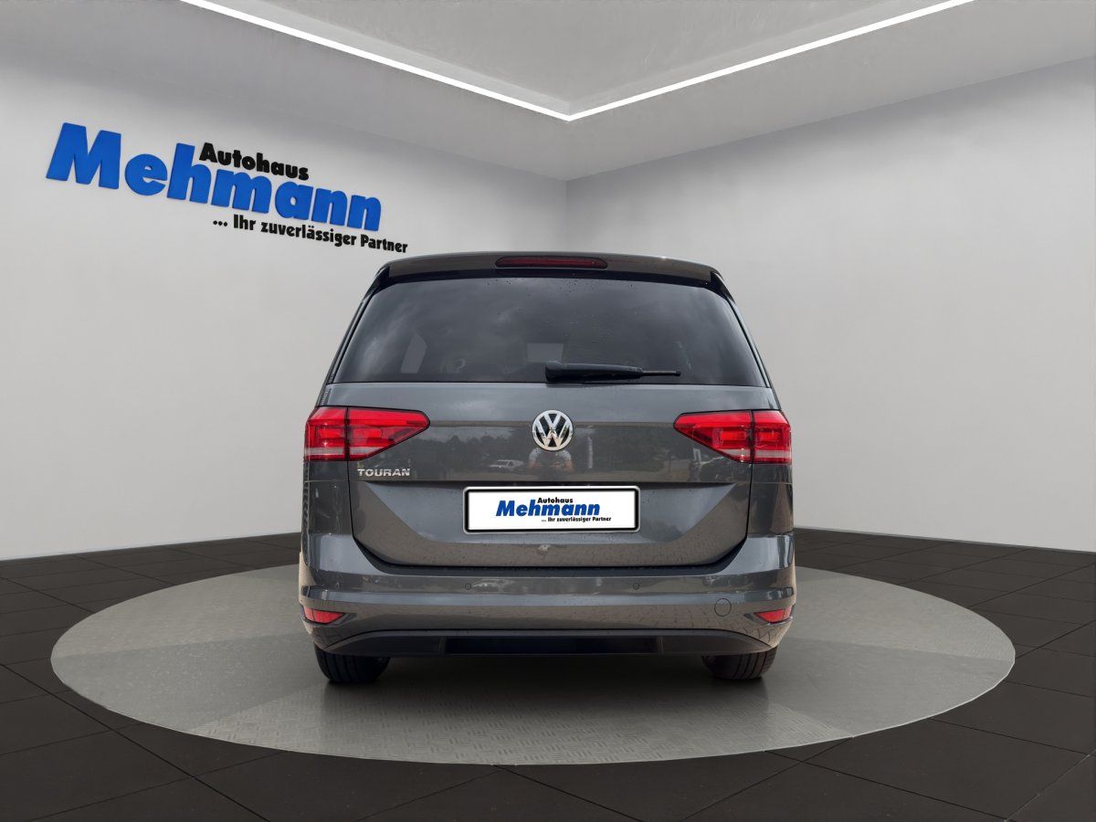 VW Touran grau Heckansicht im Autohaus Mehmann Showroom