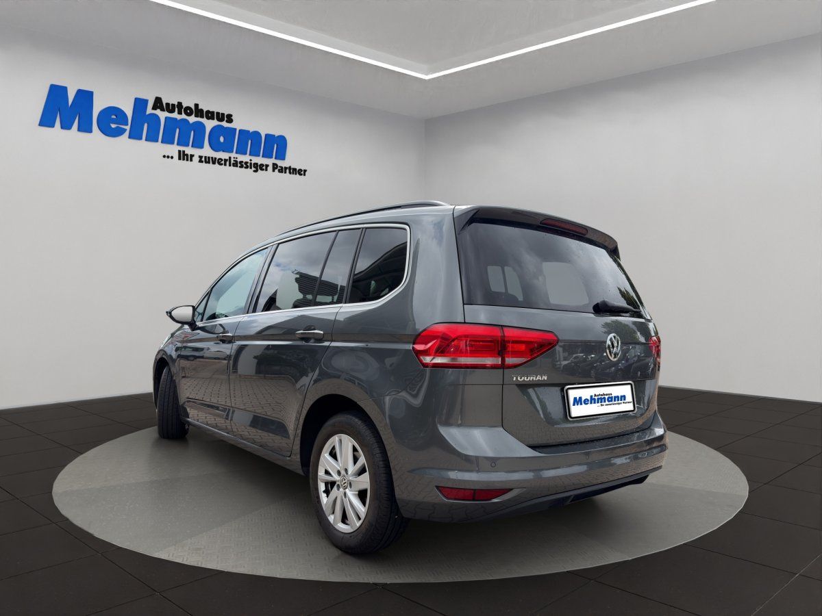 VW Touran grau Heckansicht im Autohaus Mehmann Showroom