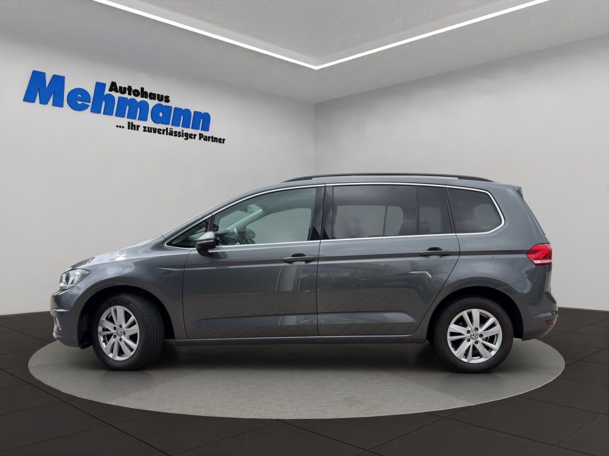 VW Touran grau, Seitenansicht bei Autohaus Mehmann