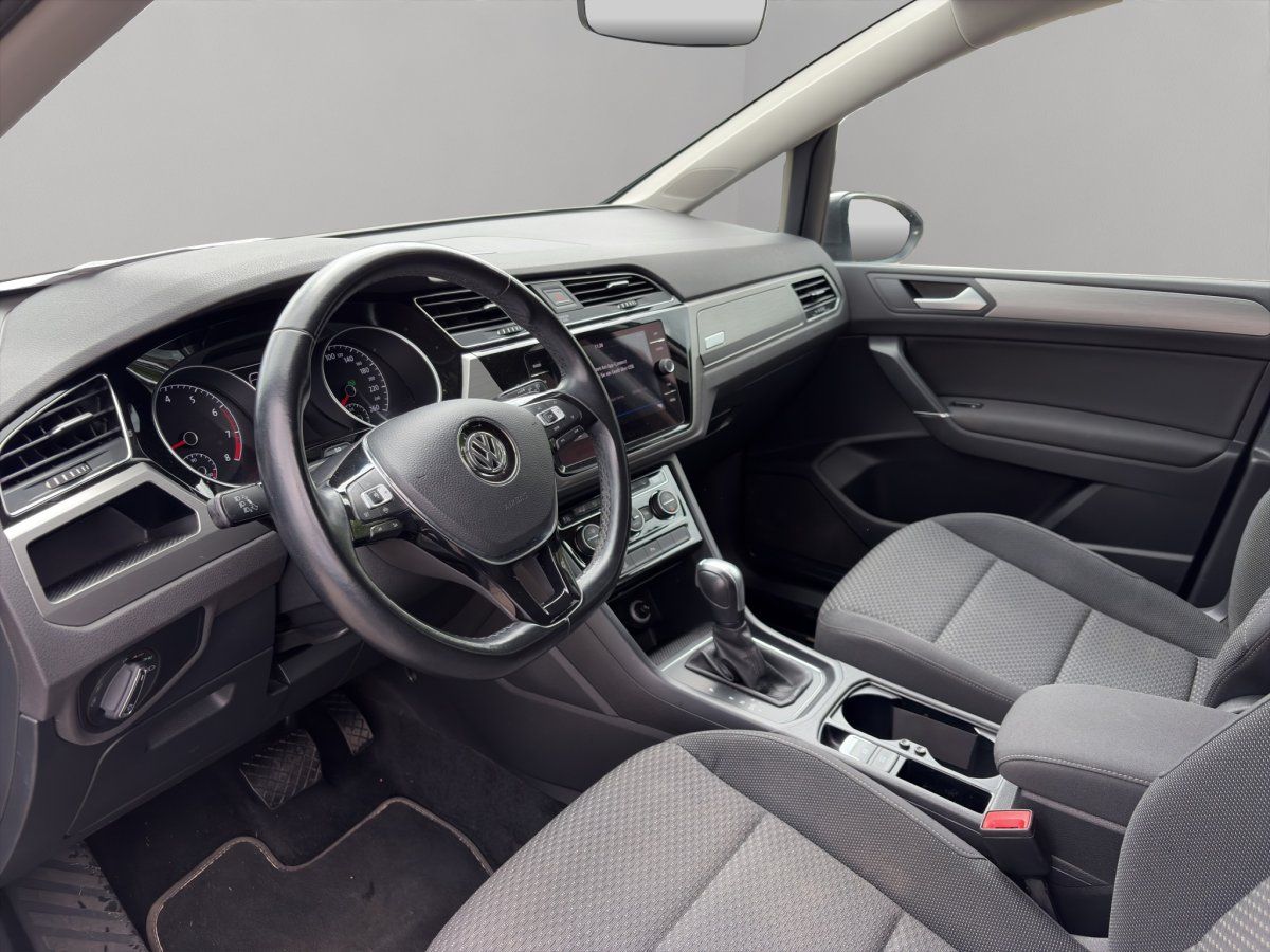 VW Touran Cockpit mit Lenkrad und Armaturenbrett im Detail
