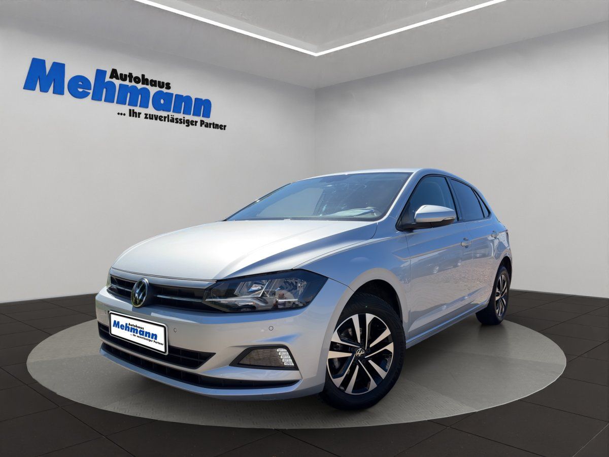 VW Polo Silber Frontansicht im Autohaus Mehmann Showroom