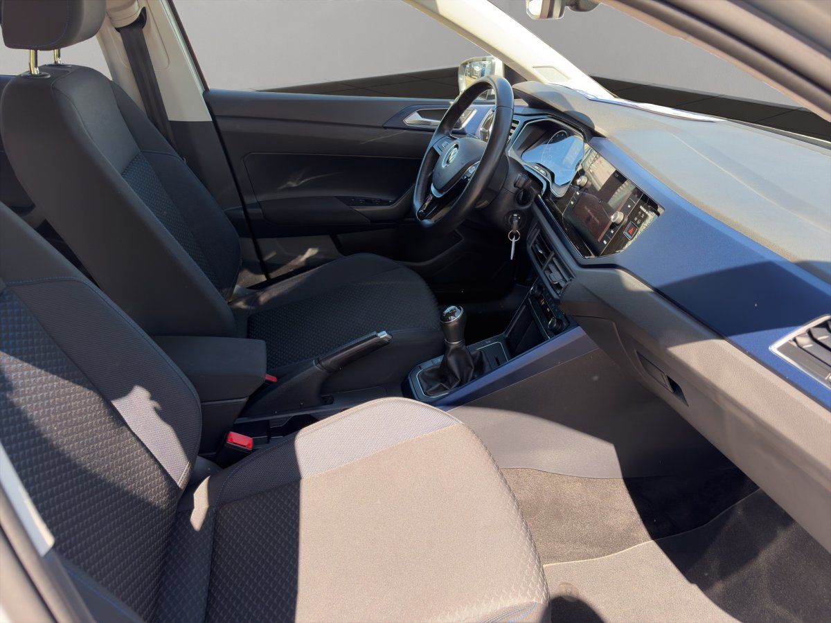 VW Polo Innenraum Vordersitze und Armaturenbrett Ansicht