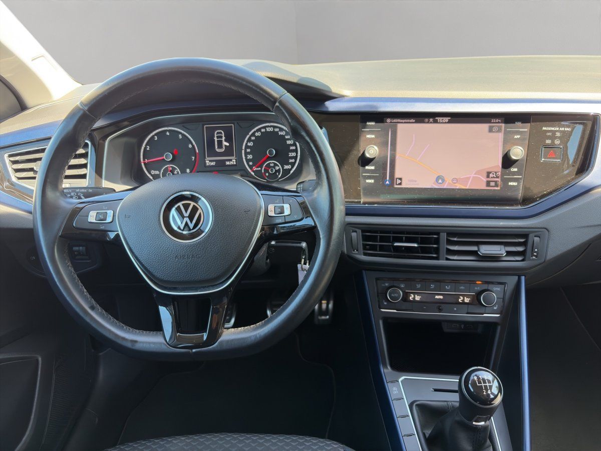 VW Polo Cockpit mit Lenkrad, Navigationssystem und Tacho