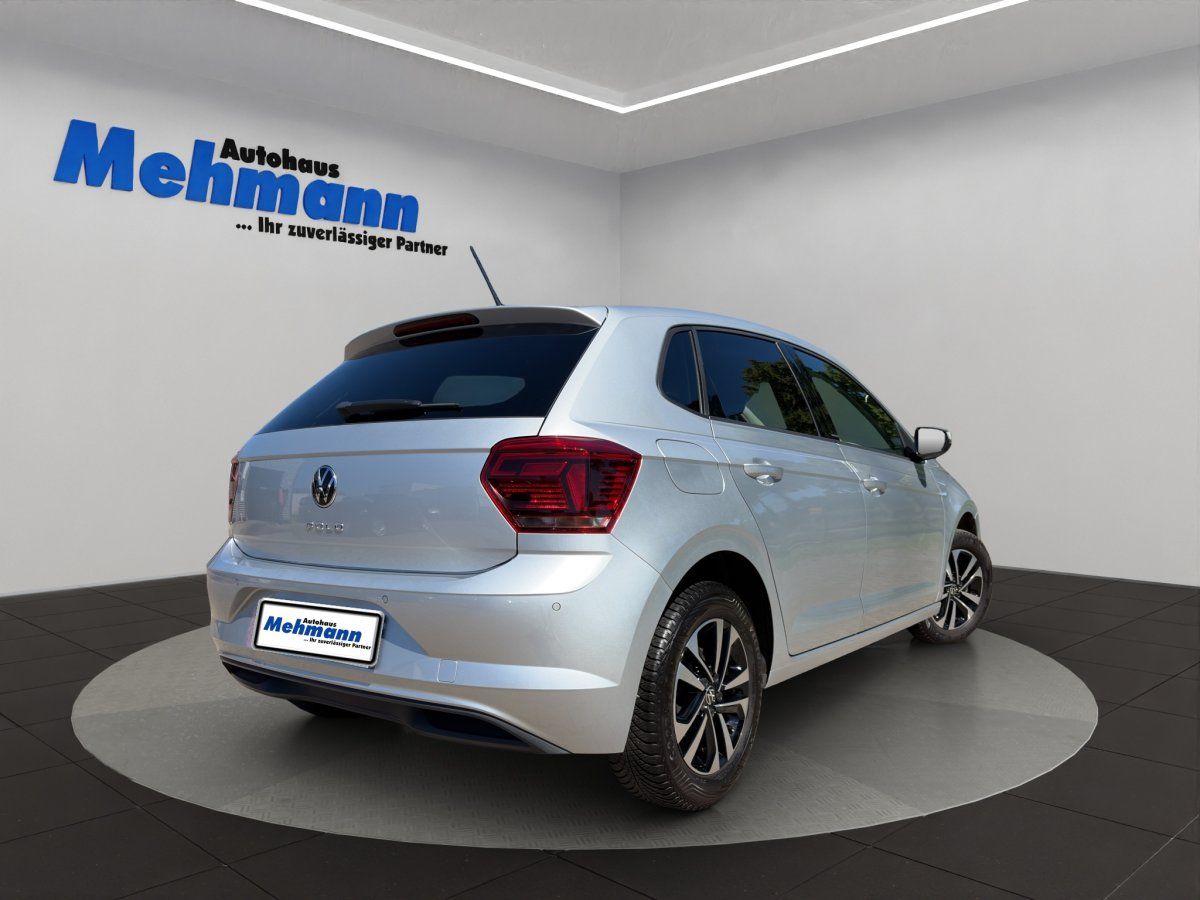 VW Polo silber Heck-Seitenansicht mit Alufelgen im Showroom