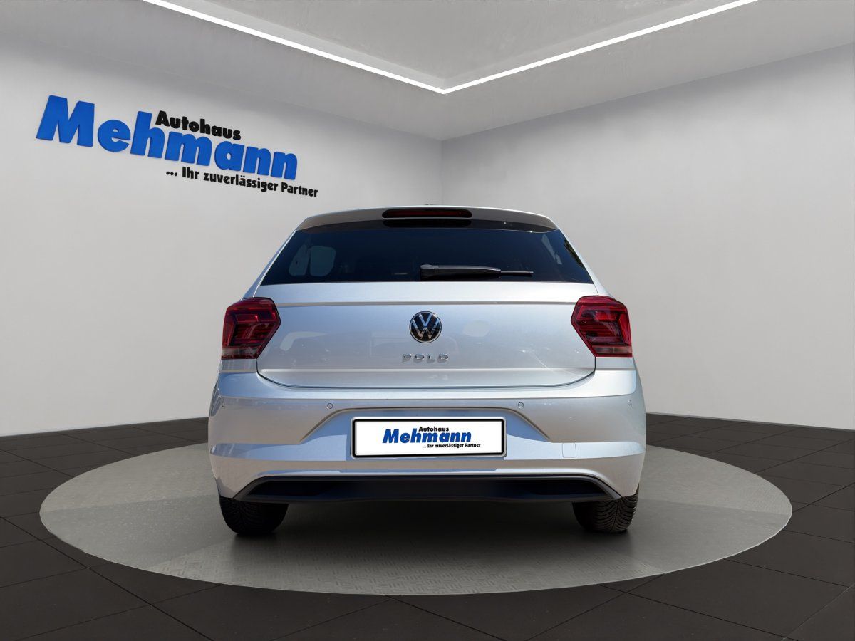 VW Polo silber Heckansicht im Autohaus Mehmann Showroom