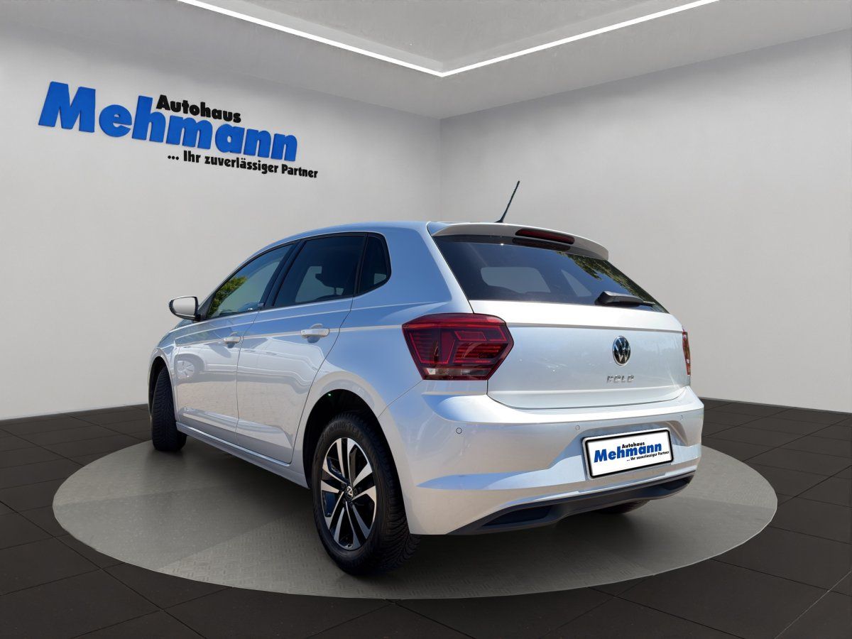 VW Polo Heckansicht silber mit LED-Rückleuchten im Autohaus