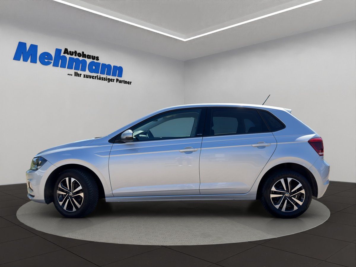 VW Polo Silber Seitenansicht im Autohaus Mehmann Showroom