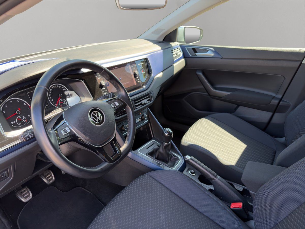 VW Polo Innenraum mit Cockpit, Lenkrad und Schaltung