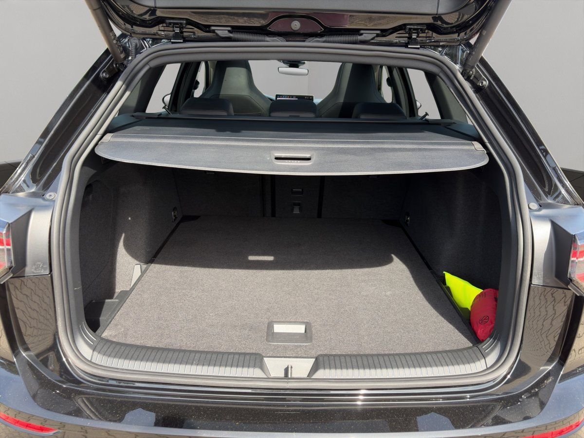 VW Kombi Kofferraum mit Laderaumabdeckung und viel Stauraum