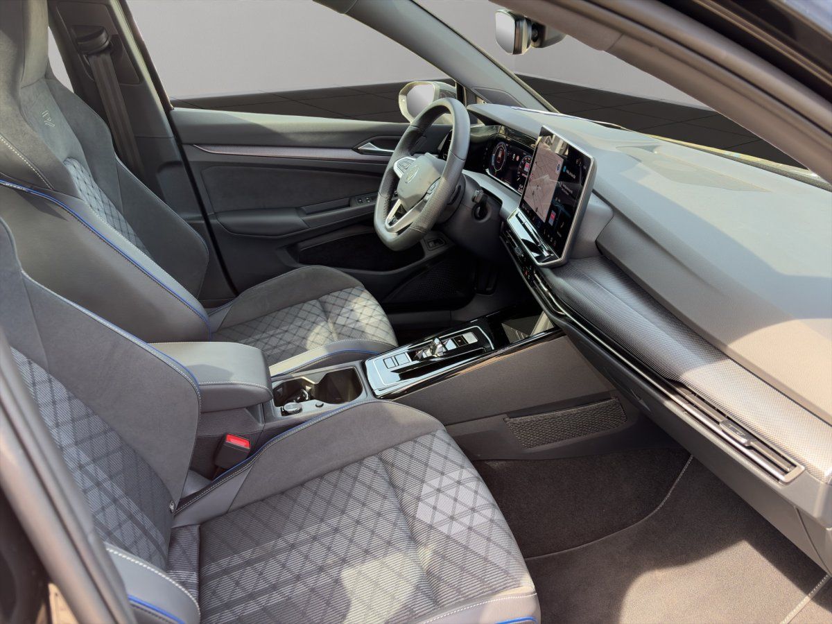 VW Innenraum mit Sportsitzen, Multifunktionslenkrad und Digital Cockpit