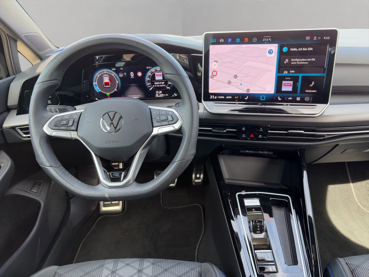 VW R Cockpit mit Lenkrad, Digitaltacho und Infotainment-Display