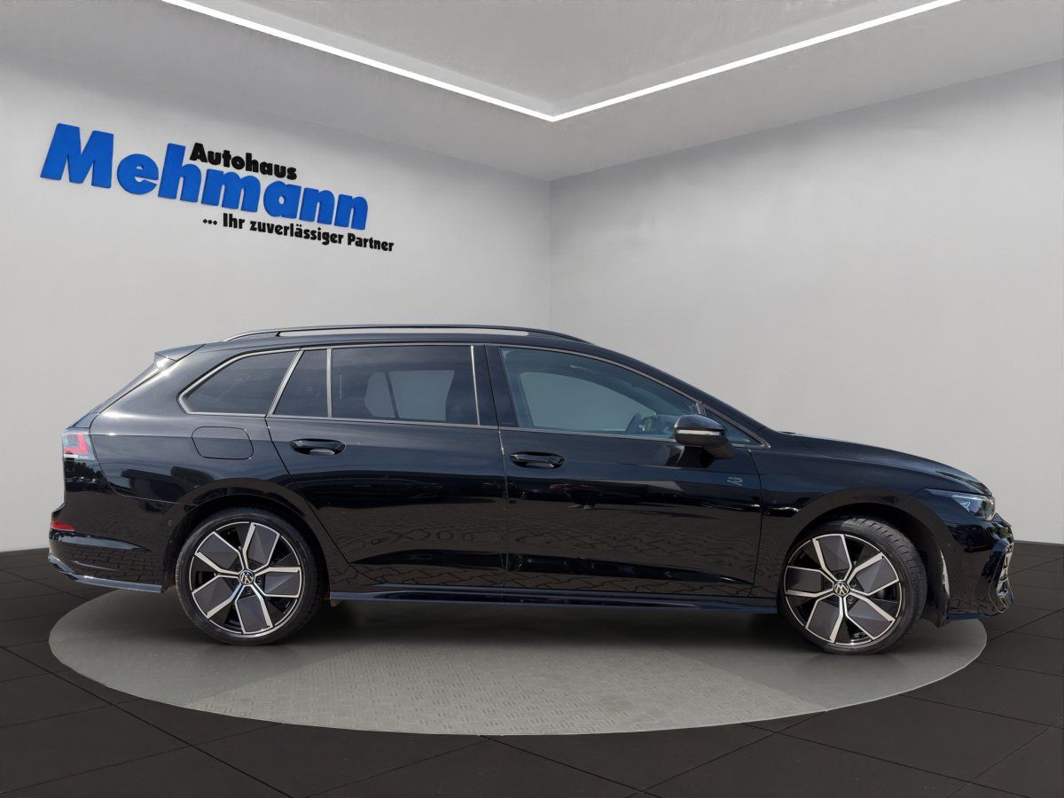 VW Golf Variant R-Line schwarz, Seitenansicht im Autohaus Mehmann
