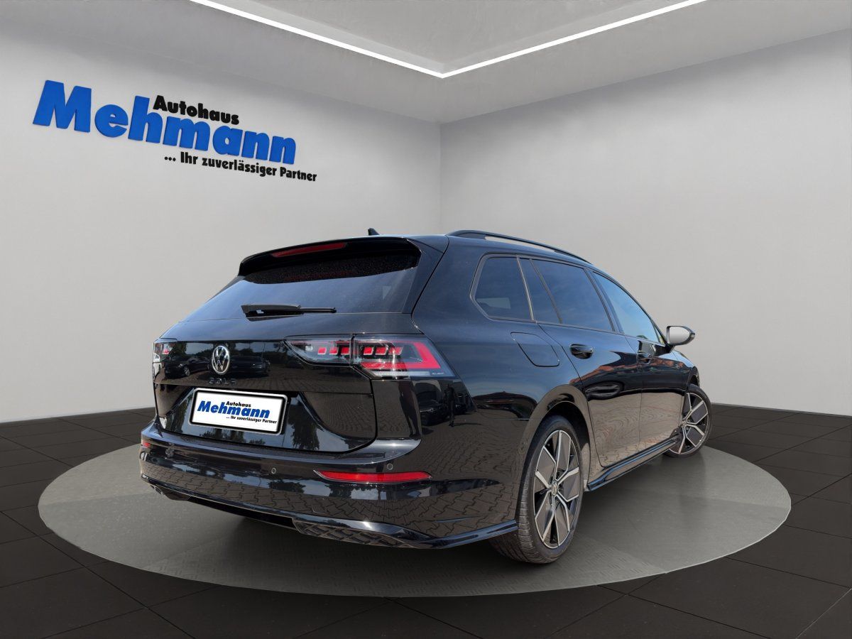VW Golf Variant schwarz Heckansicht im Autohaus Mehmann Showroom