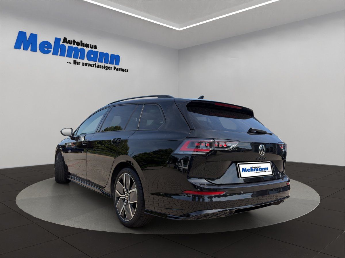 VW Golf Variant schwarz Heck schräg im Autohaus Mehmann präsentiert