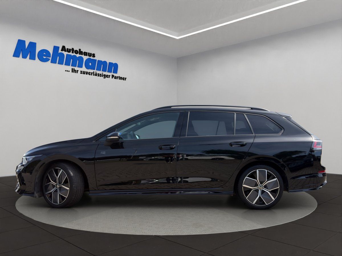 VW Golf Variant schwarz Seitenansicht mit Alufelgen im Showroom