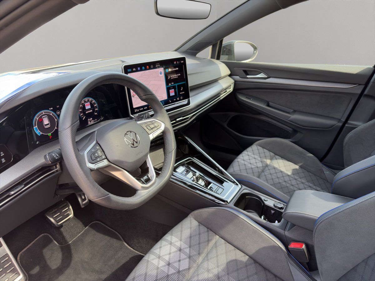 VW Cockpit mit Lenkrad, Navigationssystem und Sportsitzen im Detail