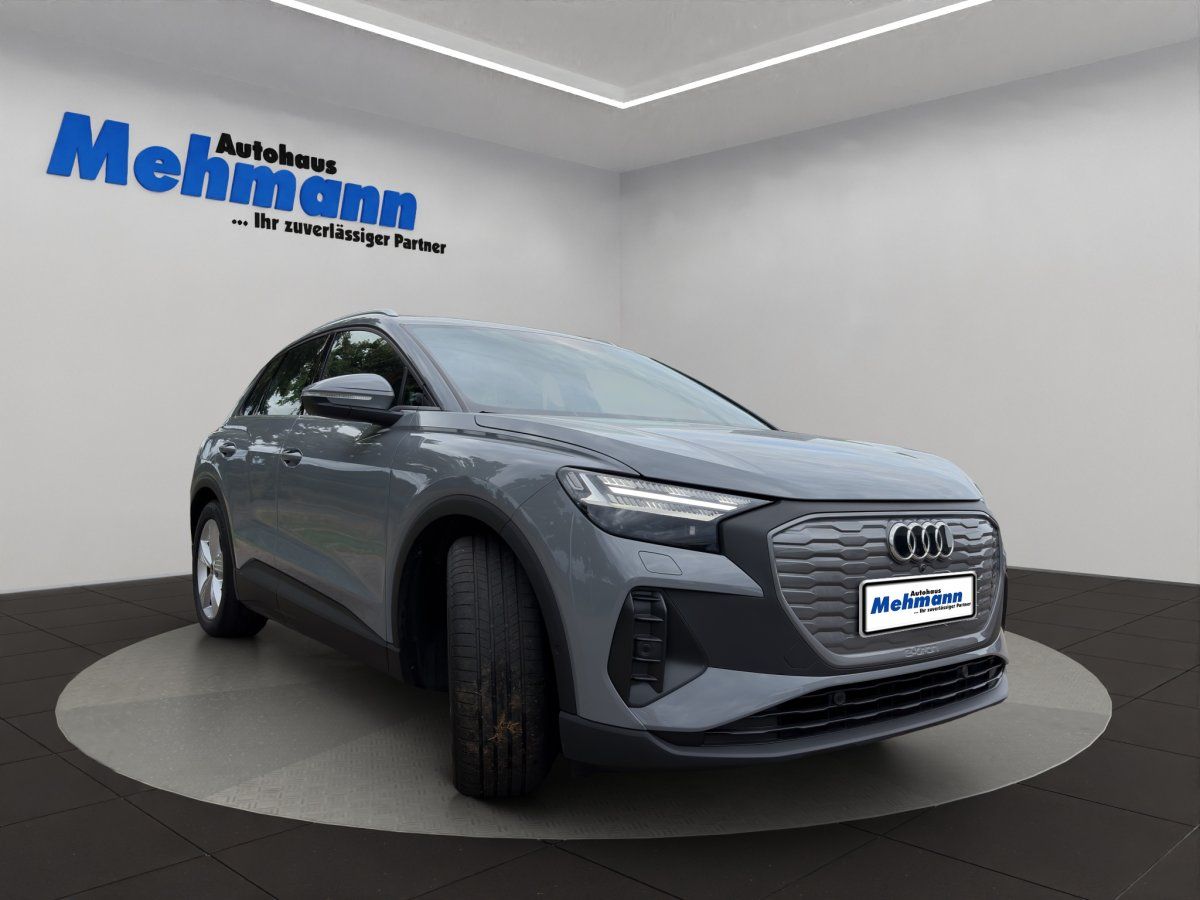 Audi Q4 e-tron grau Frontansicht Elektro-SUV im Showroom