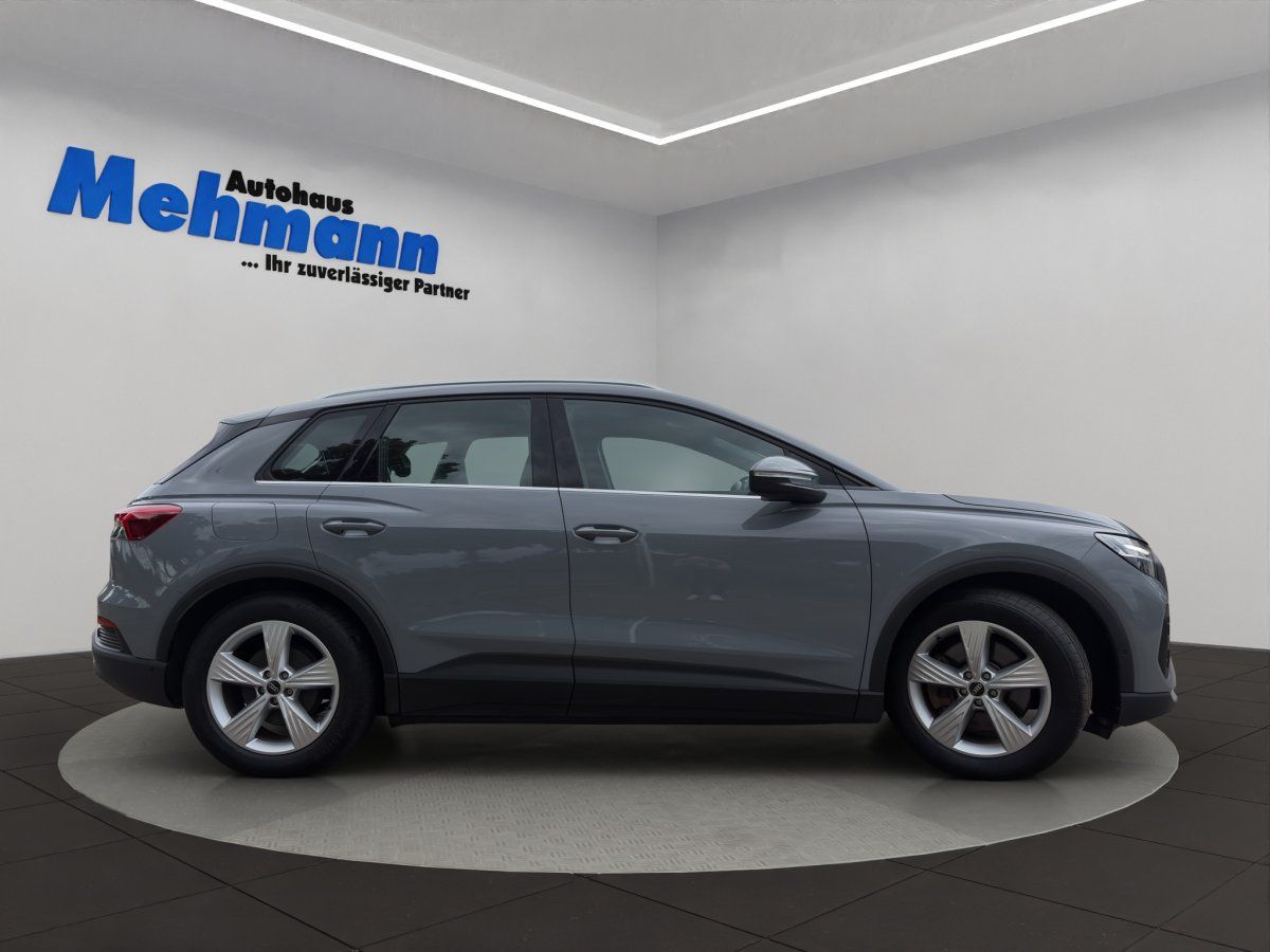 Audi Q3 grau Seitenansicht im Autohaus Mehmann Showroom
