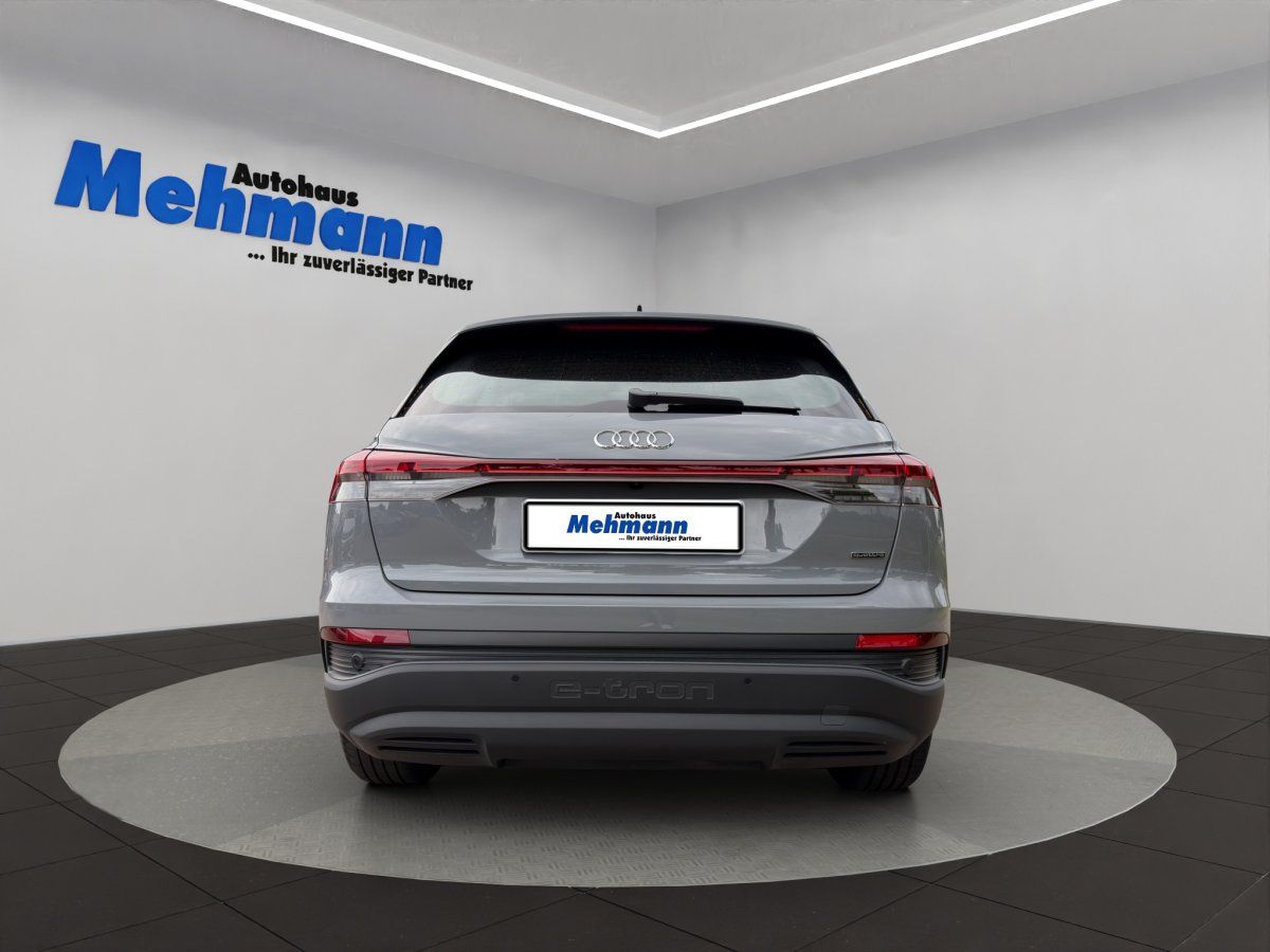 Audi e-tron grau, Heckansicht in Ausstellung, Autohaus Mehmann Showroom