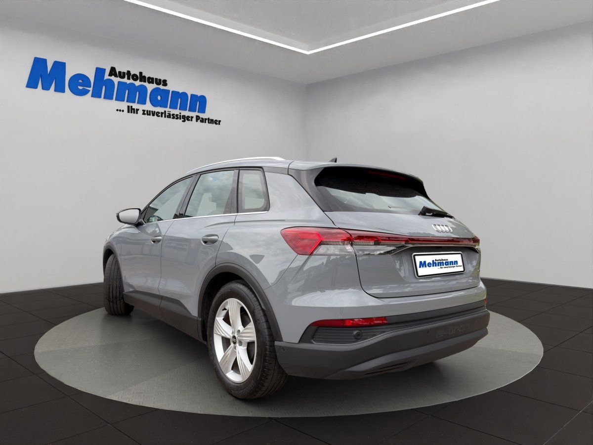 Audi Q4 e-tron grau Heckansicht Autohaus Mehmann Showroom