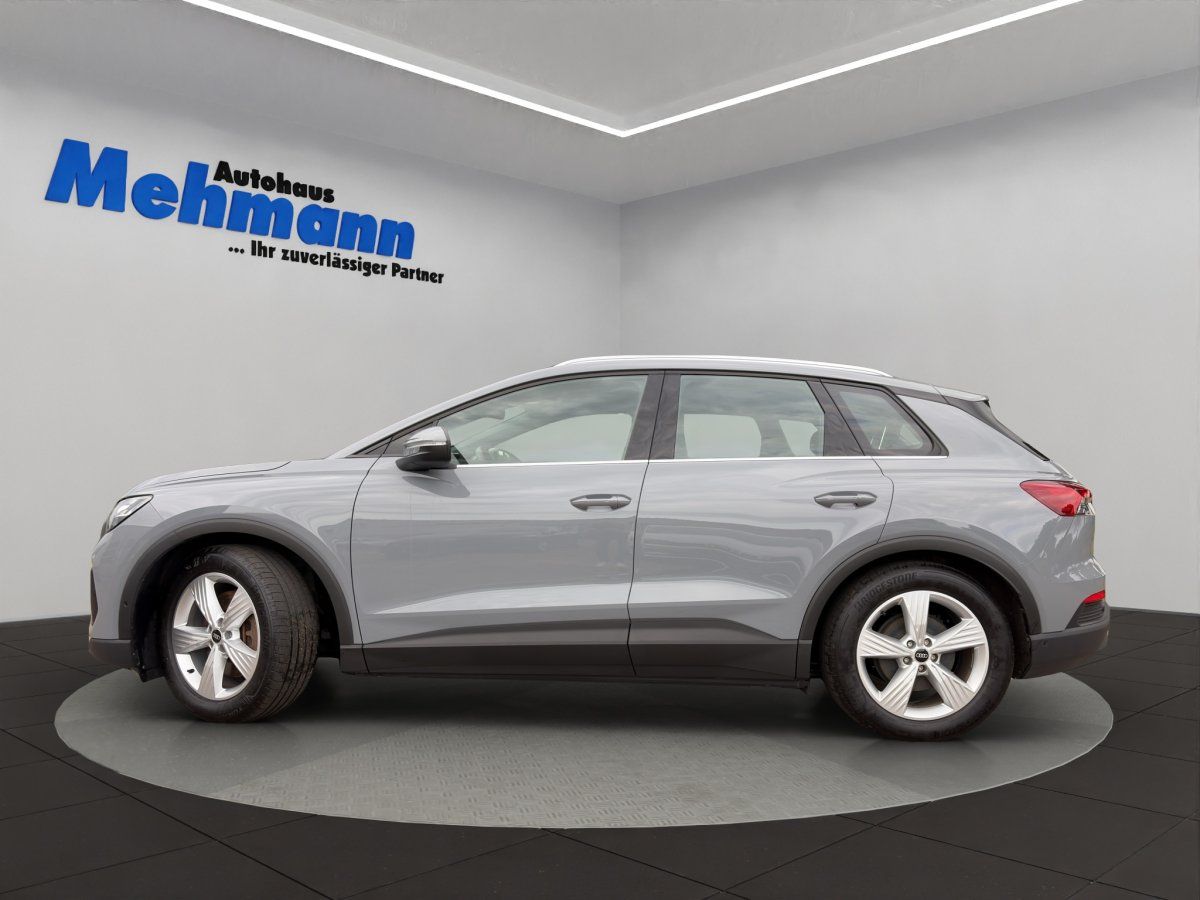 Audi Q4 e-tron grau Seitenansicht im Autohaus Mehmann