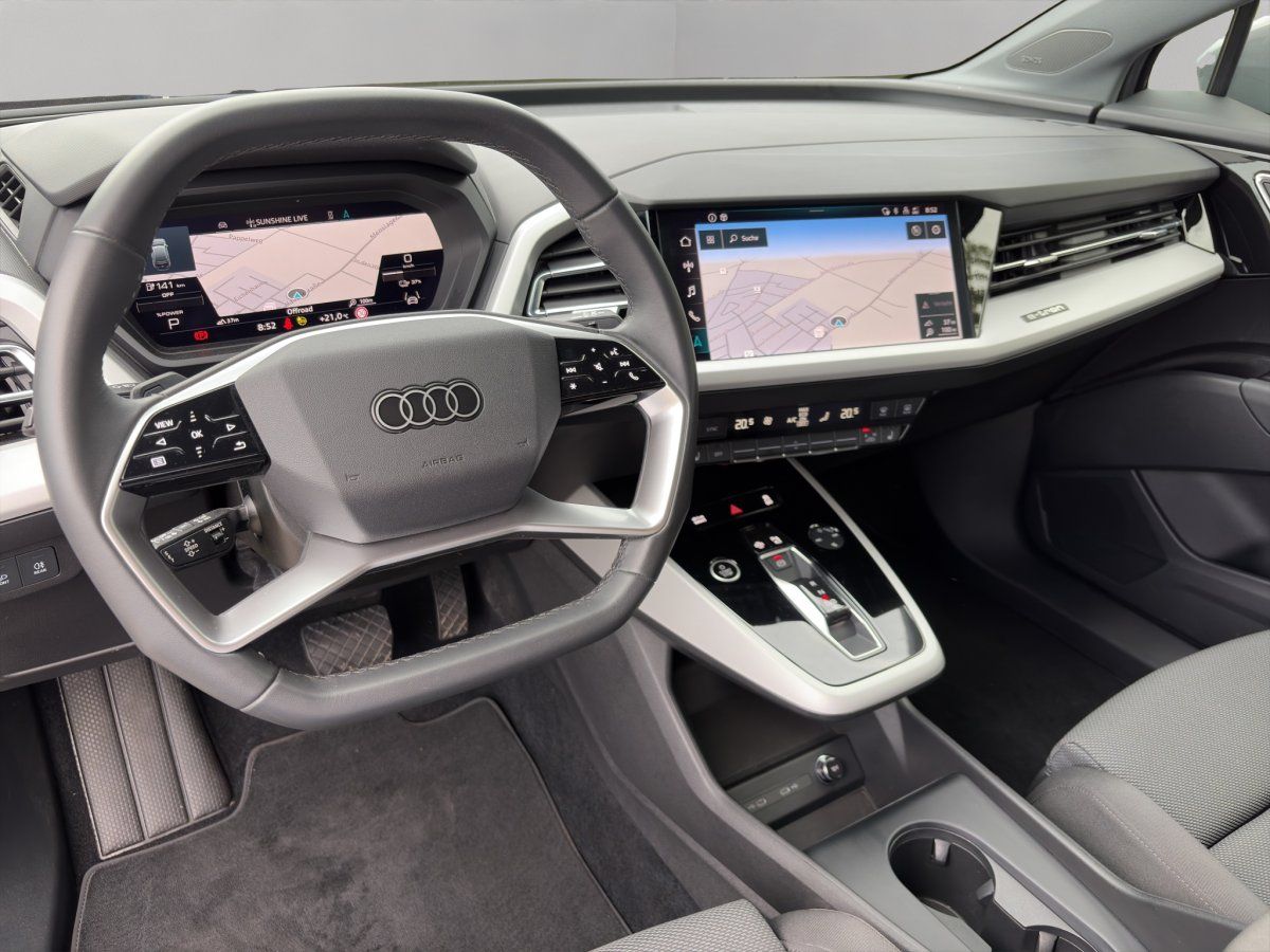 Audi e-tron Cockpit mit Lenkrad, Navigationsdisplay und Mittelkonsole
