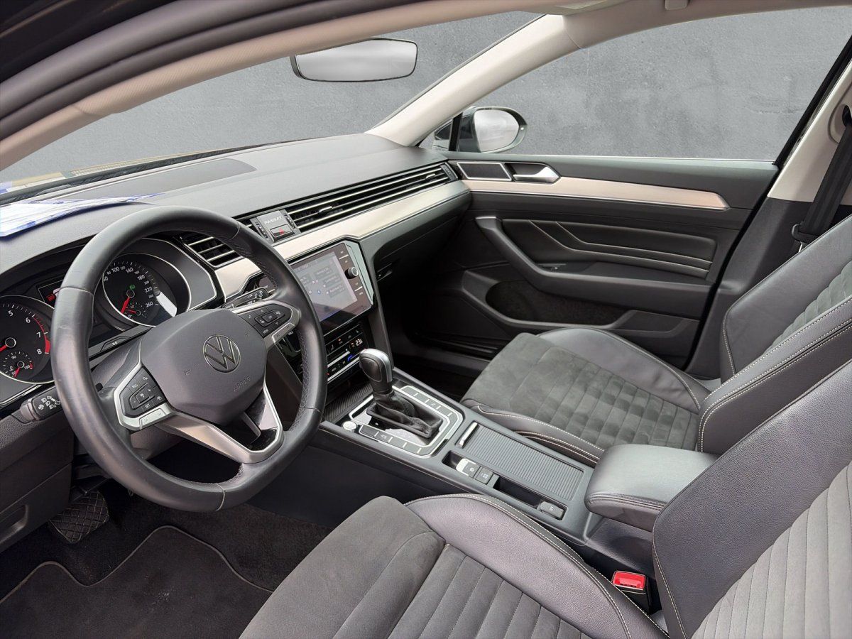 VW Passat Fahrerplatz mit Lenkrad, Cockpit und Sportsitzen im Detail