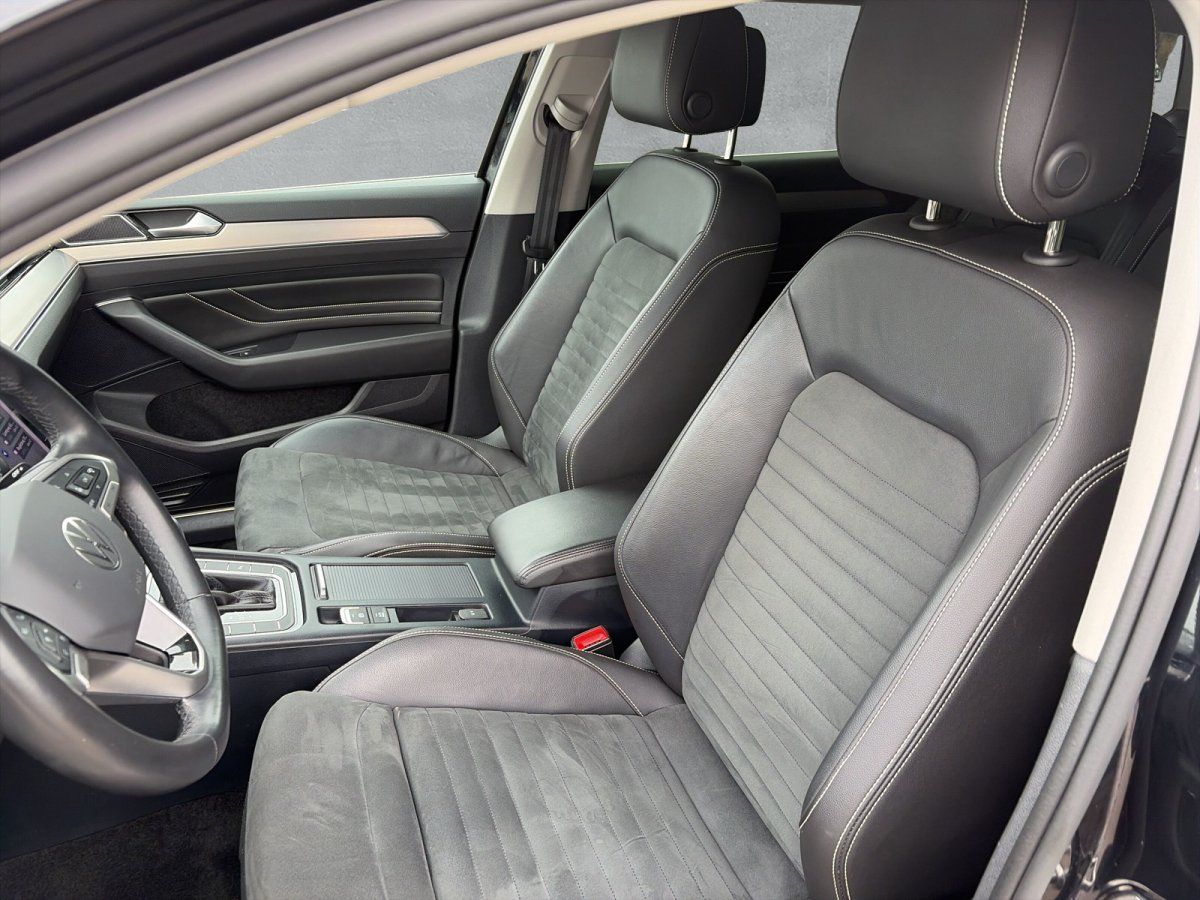 VW Passat Innenraum mit Lederausstattung, Vordersitze im Detail