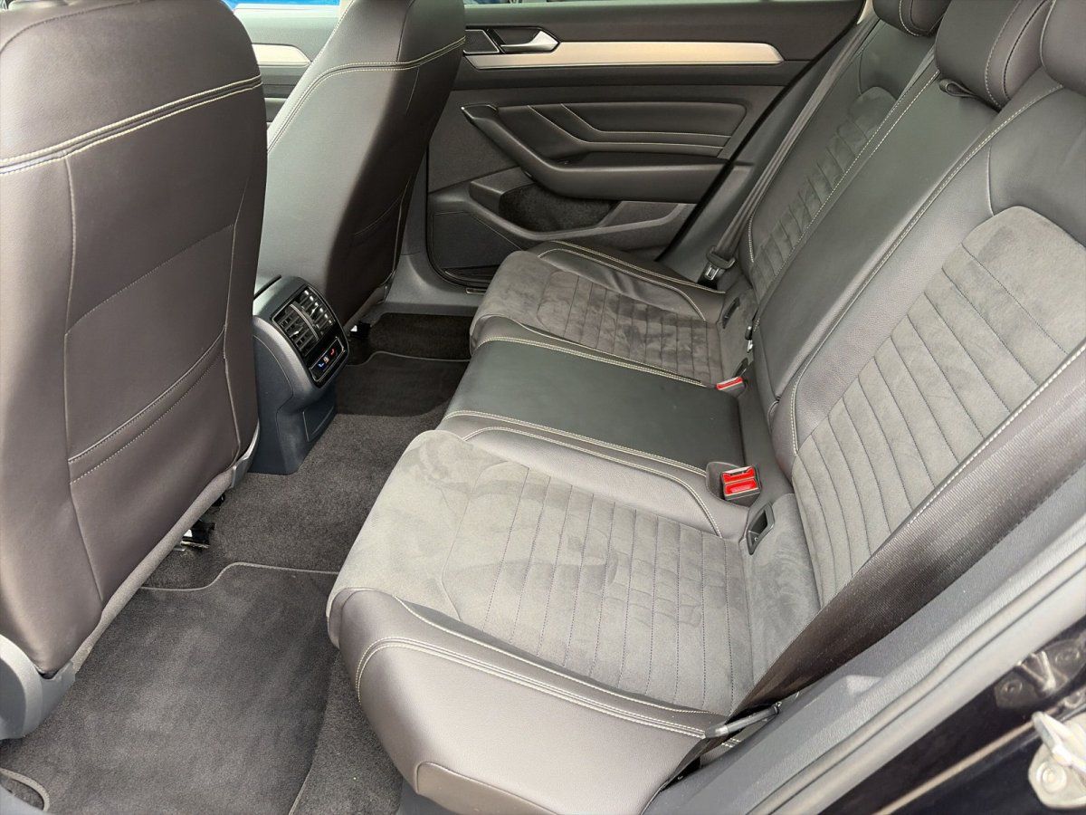 VW Passat Rücksitze mit schwarzem Lederinterieur und Alcantara-Einsätzen