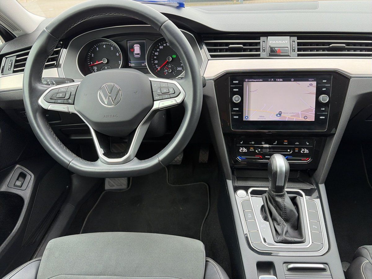 VW Passat Cockpit mit Navigationssystem, Lenkrad und Klimabedienung