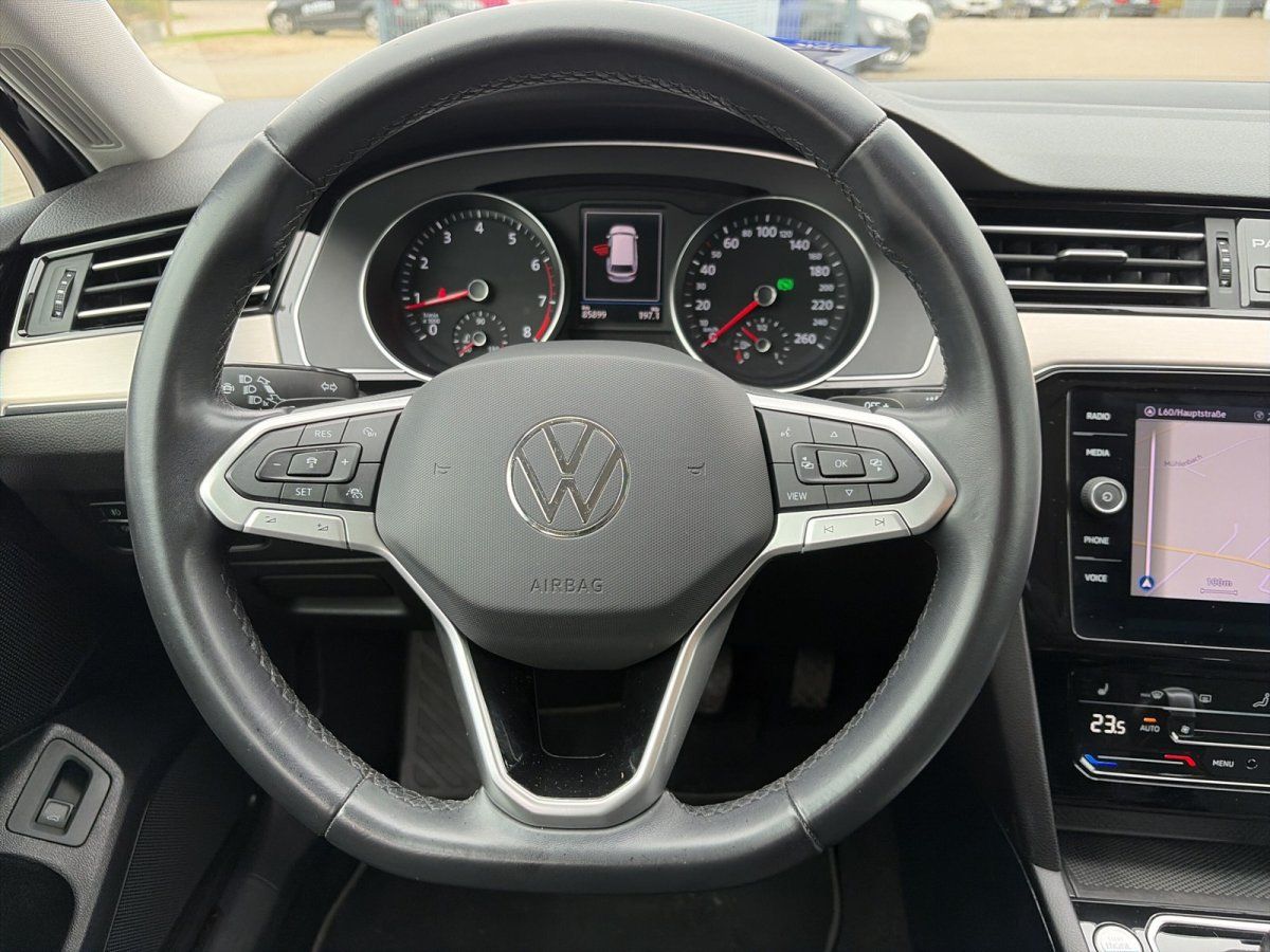 VW Passat Cockpit mit Multifunktionslenkrad und Tacho im Detail