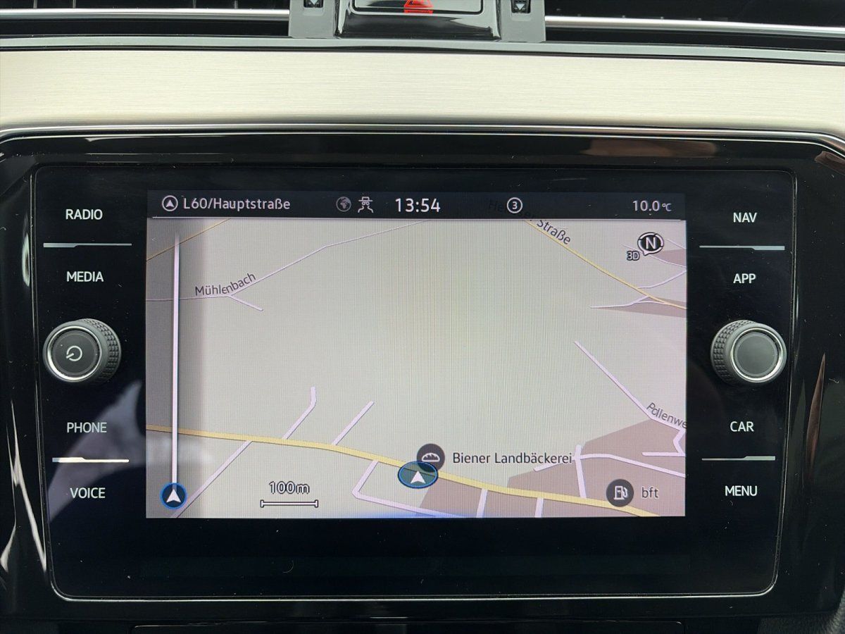 Navigationssystem Touchscreen im VW Passat Cockpit