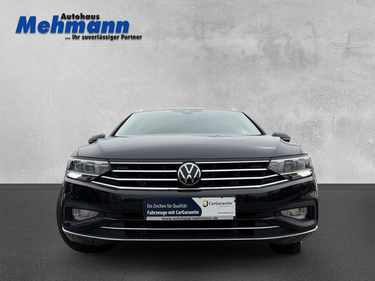 VW Passat schwarz Frontansicht bei Autohaus Mehmann