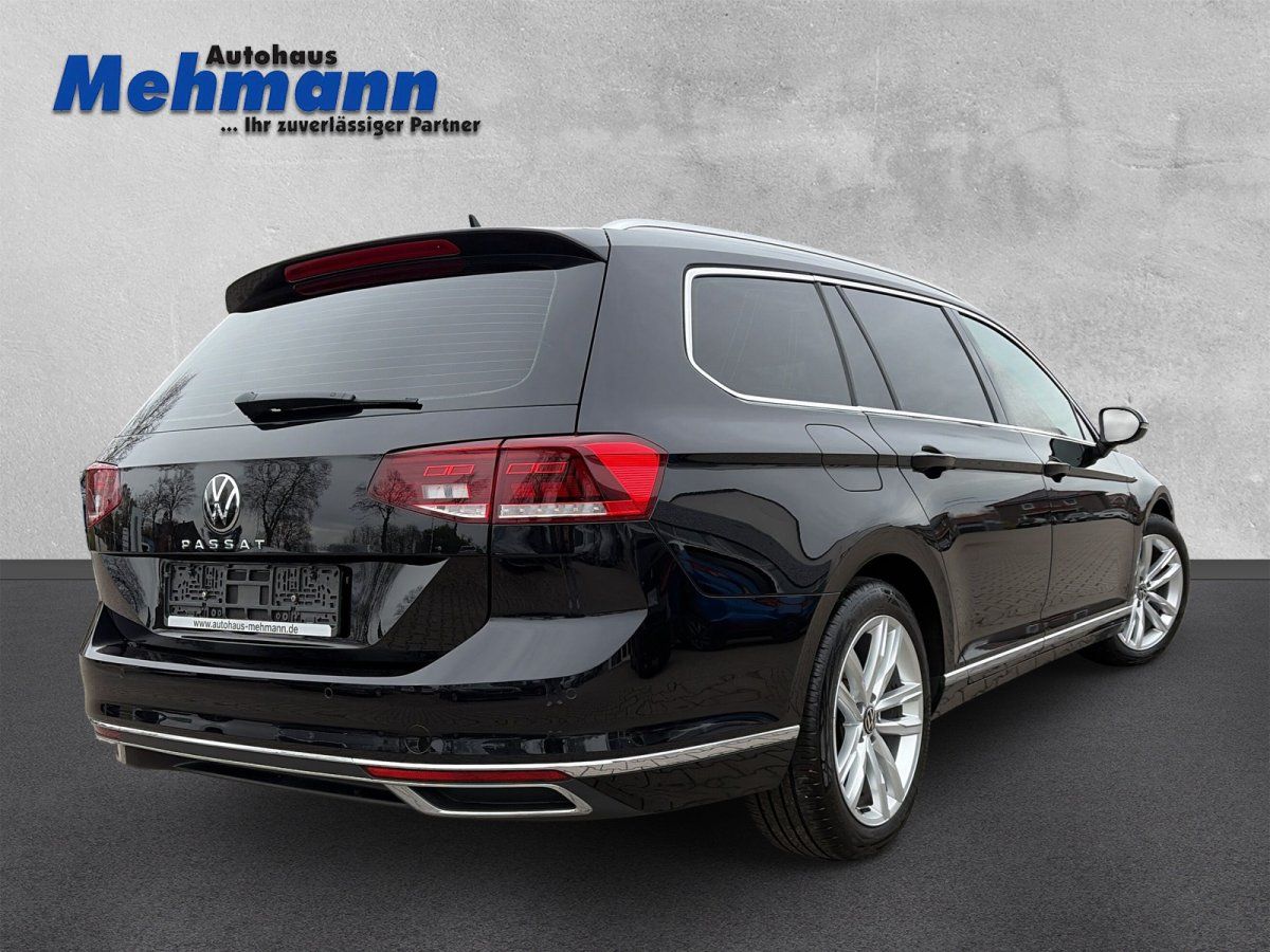 VW Passat Variant schwarz, Heckansicht schräg im Freien