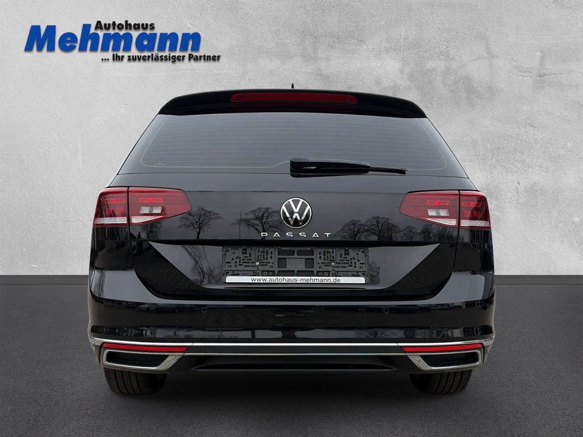 VW Passat Variant schwarz Heckansicht mit LED-Rückleuchten