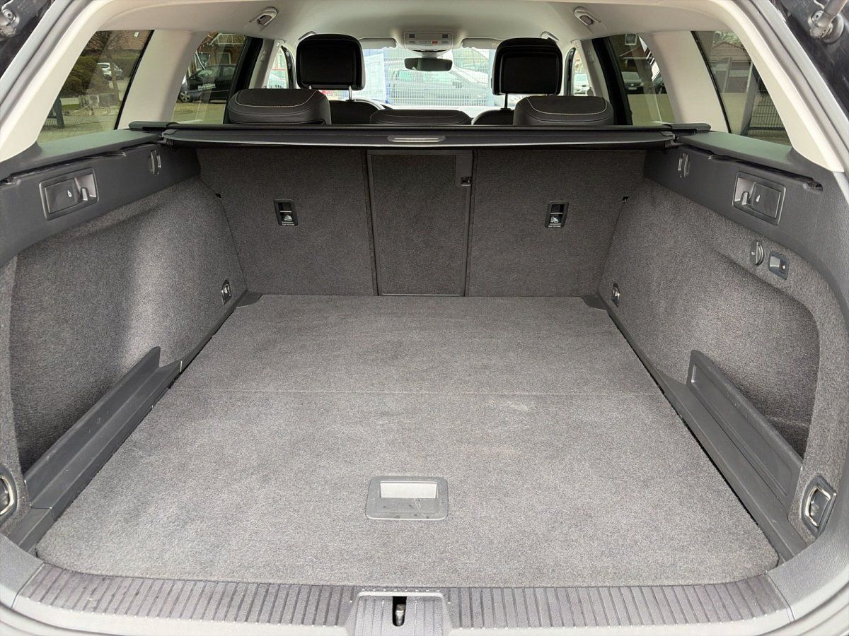 VW Passat Variant Kofferraum leer mit großem Ladevolumen im Detail