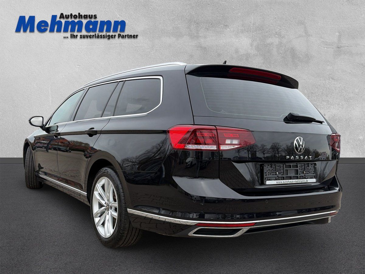 VW Passat Variant schwarz, Heckansicht mit LED-Rückleuchten