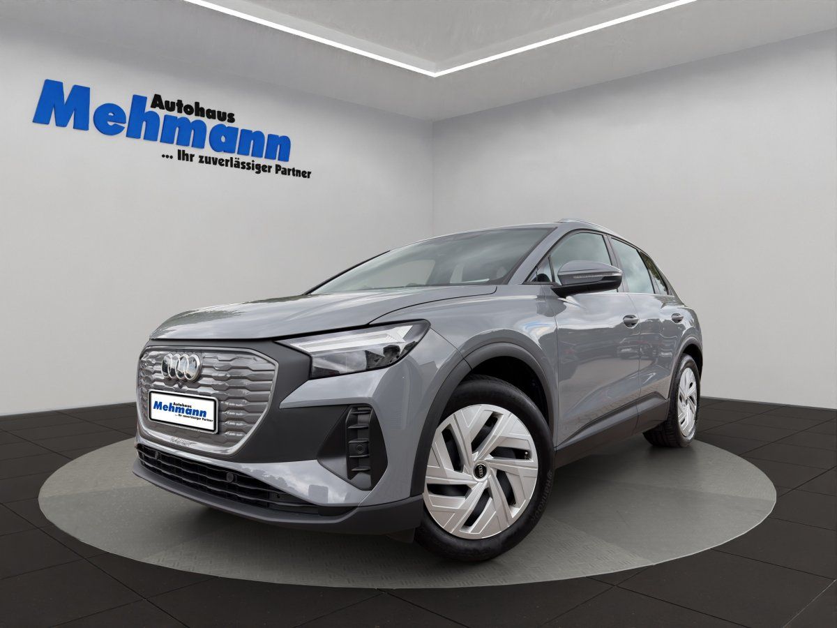 Grauer Audi Q4 SUV Frontansicht im Autohaus Showroom
