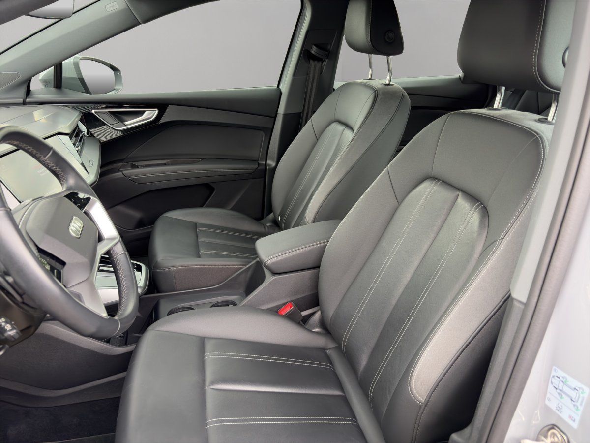 Audi e-tron Vordersitze und Cockpit im Innenraum Detailansicht
