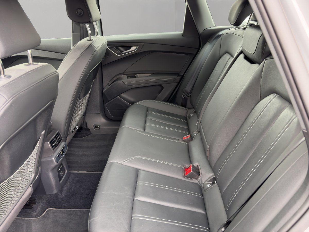 Audi e-tron Rücksitze mit schwarzem Leder und Kontrastnähten
