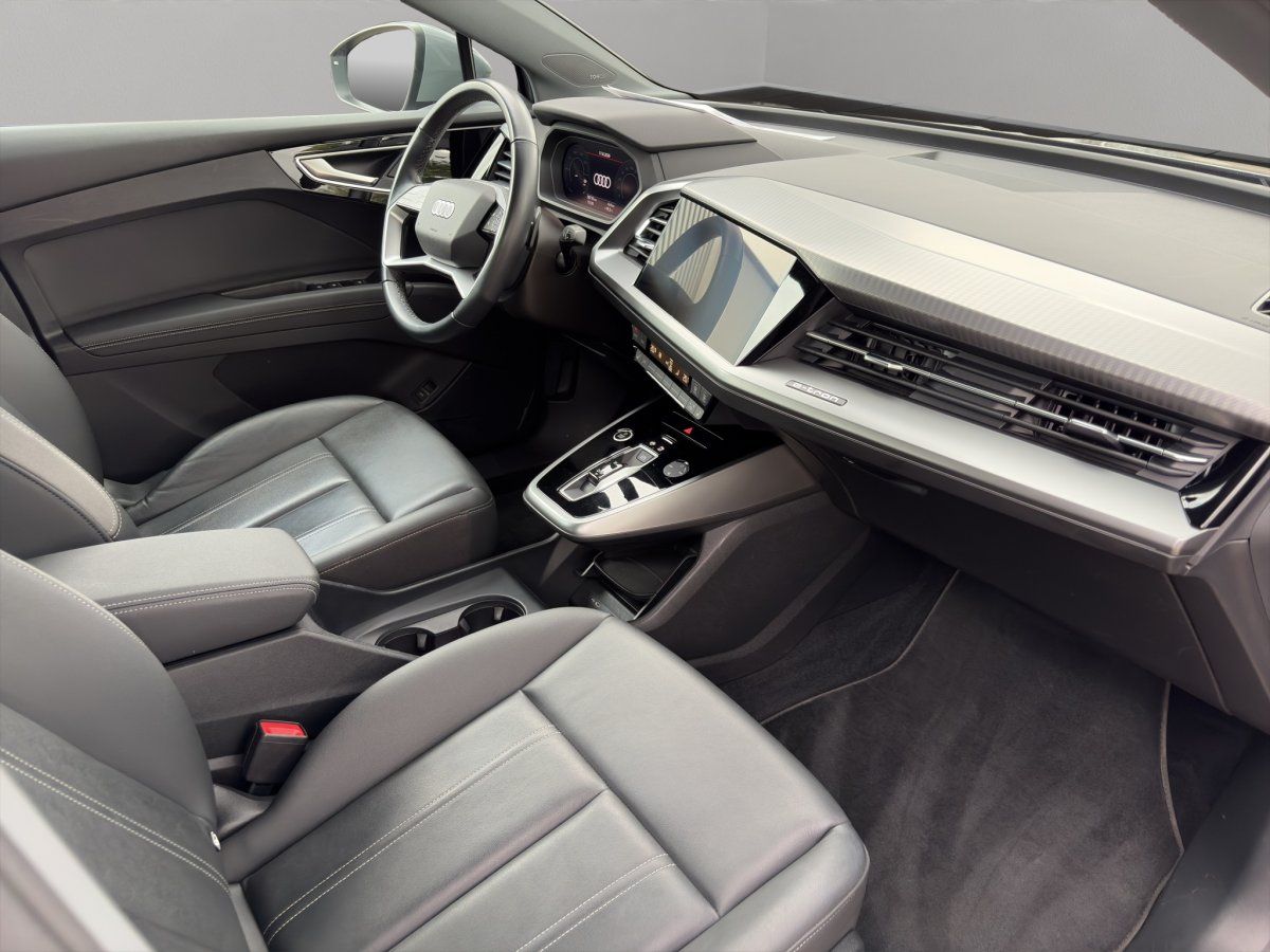 Audi Q4 e-tron Innenraum, Cockpit mit schwarzem Leder und Display