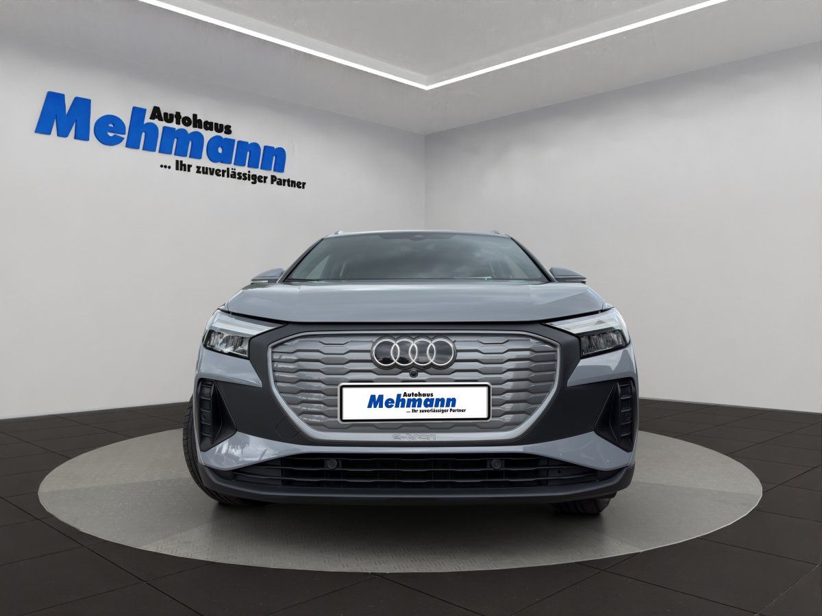 Audi Q4 e-tron grau Frontansicht im Autohaus Mehmann