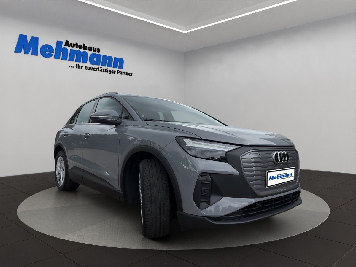 Audi Q4 e-tron grau Frontansicht schraeg im Showroom