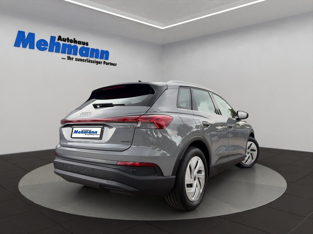 Audi Q6 e-tron Heckansicht grau im Autohaus Mehmann Showroom