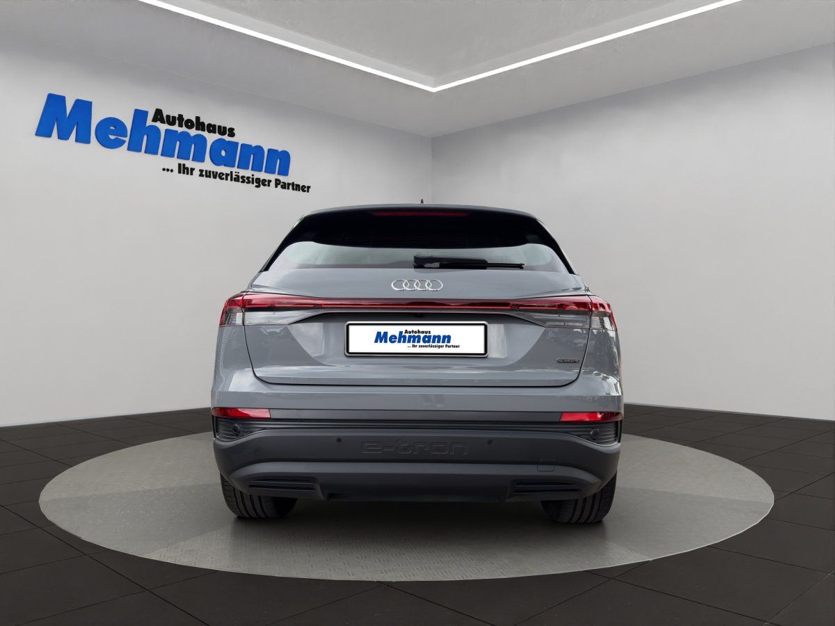 Audi Q4 e-tron grau, direkte Heckansicht mit Kennzeichenhalter
