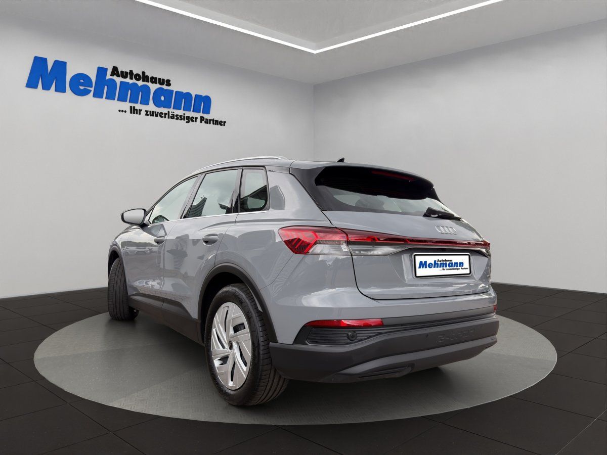 Audi Q4 e-tron grau, Heckansicht schräg im Autohaus Mehmann