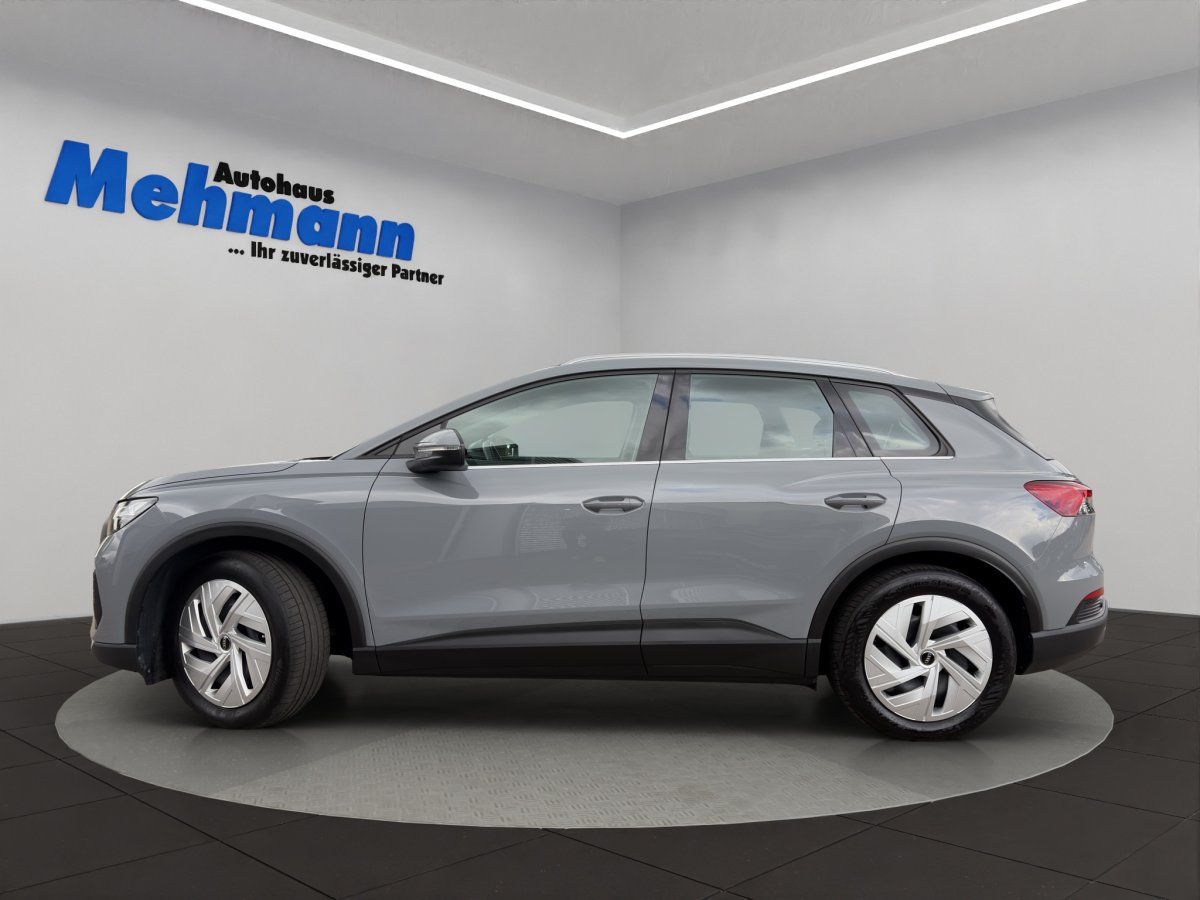 Audi Q4 e-tron grau Seitenansicht Showroom Mehmann
